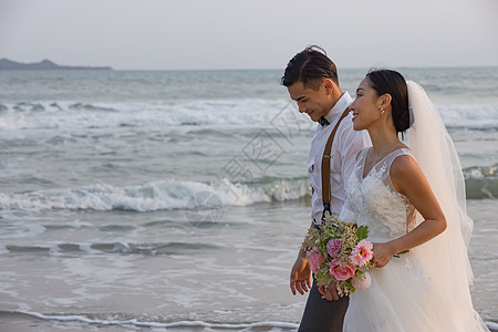 夏日海边青年情侣婚纱照图片