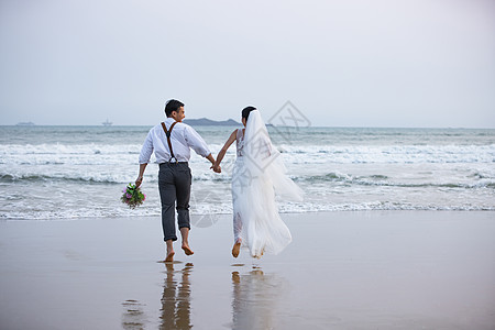 夏季旅行海边沙滩情侣夫妻奔向大海背景