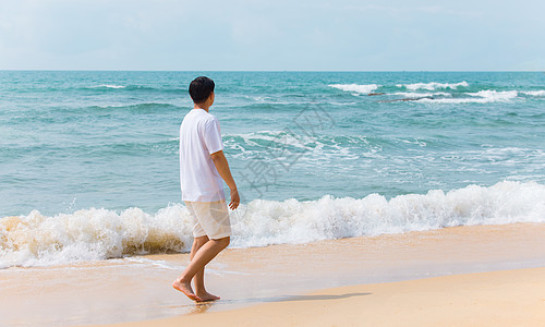看海 背影海边沙滩青年男性旅行散步背影背景