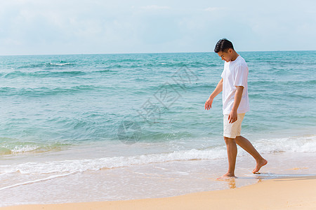 海边沙滩青年男性旅行散步图片