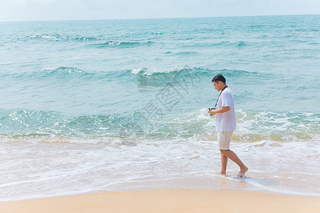 海边沙滩青年男性旅行散步图片