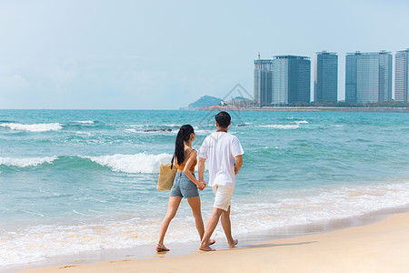 夏日情侣海边沙滩散步图片