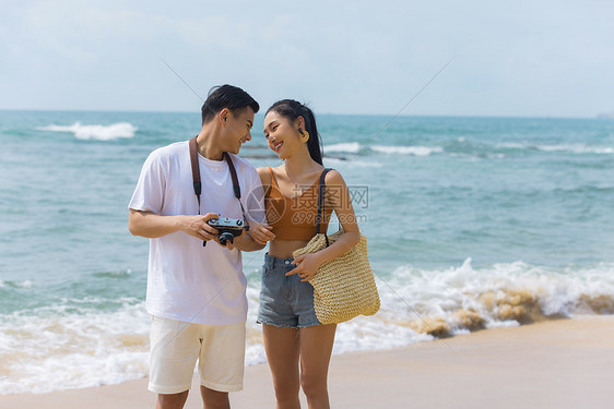 夏日情侣海边沙滩散步图片