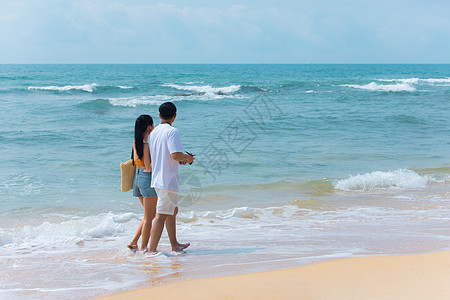 夏日情侣海边沙滩散步图片