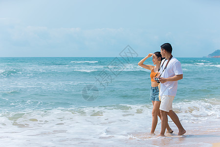 夏日情侣海边沙滩散步图片