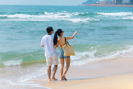 夏日情侣海边沙滩散步图片