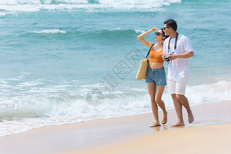 夏日情侣海边沙滩散步背景图片