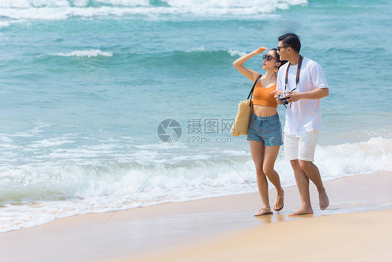 夏日情侣海边沙滩散步图片