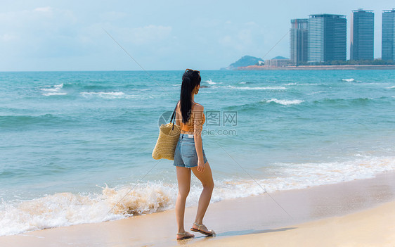 海边沙滩美女旅行散步看海图片