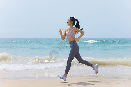 夏日海边沙滩女性运动跑步图片