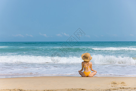 海边度假美女夏日海边沙滩上的比基尼美女背影背景