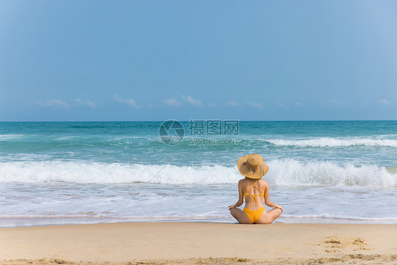 夏日海边沙滩上的比基尼美女背影图片