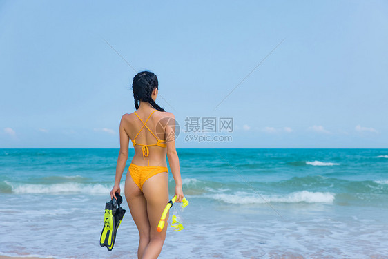 夏日比基尼美女拿着浮潜装备走向大海图片