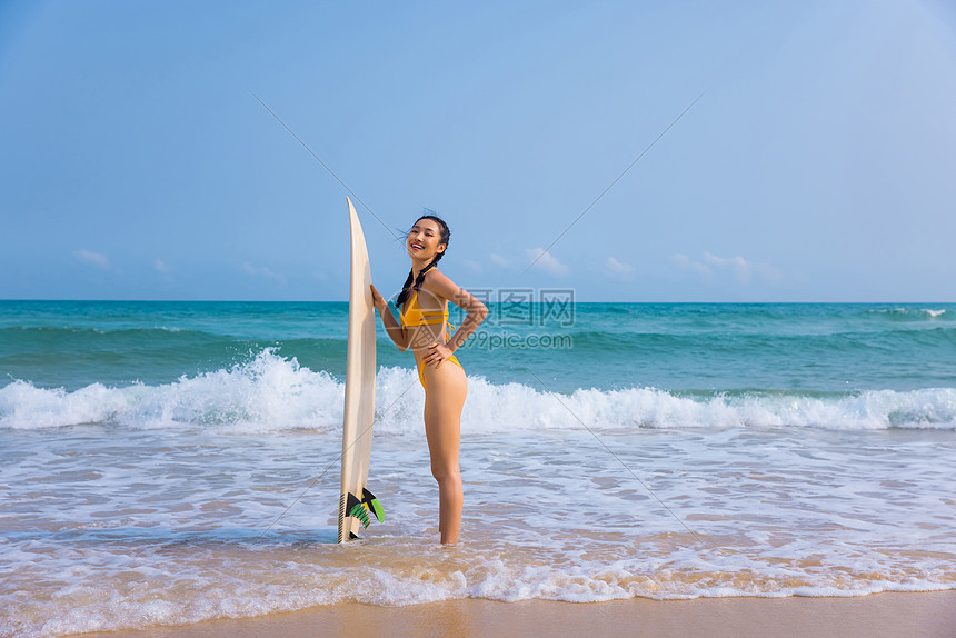 比基尼美女海边拿冲浪板图片