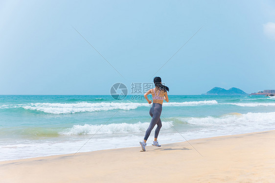 夏日海边沙滩女性运动跑步图片