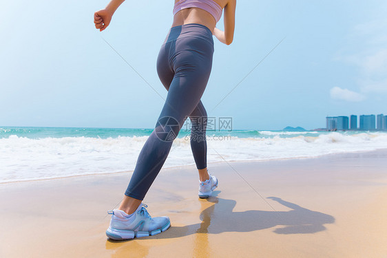 夏日海边沙滩女性运动跑步特写图片