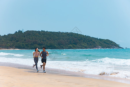 沙滩上的情侣夏日情侣海边沙滩上健身运动背景