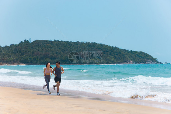 夏日情侣海边沙滩上健身运动图片