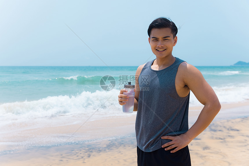 海边沙滩青年男性健身运动图片
