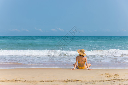 夏日海边沙滩上的比基尼美女背影图片