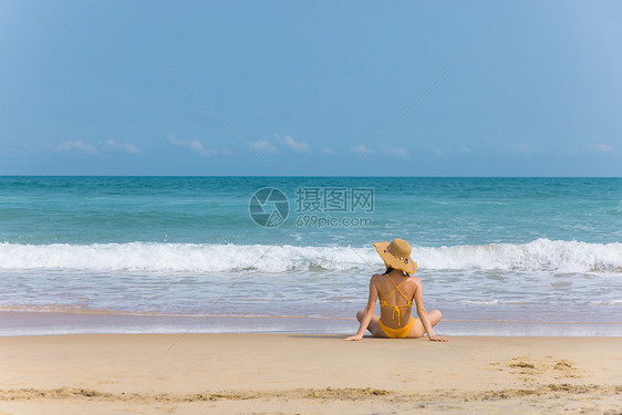 夏日海边沙滩上的比基尼美女背影图片