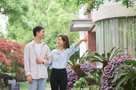 新婚夫妻买房入住小区新房背景