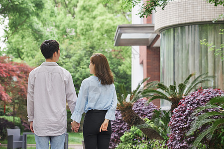 新婚夫妻买房购房入住新家背影图片