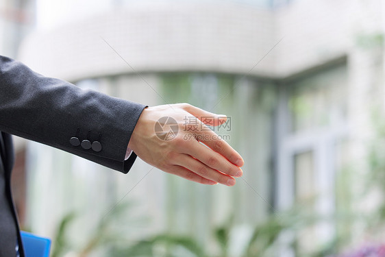 男性房地产中介握手特写图片