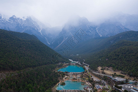 航拍丽江玉龙雪山蓝月谷背景图片