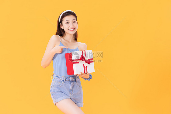 抱着礼物盒的年轻女性图片