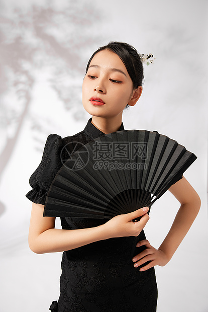国潮旗袍美女手拿黑色折扇
