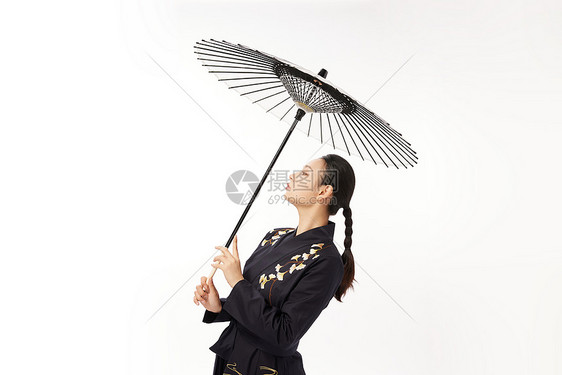 国潮古风剑客美女举着伞图片
