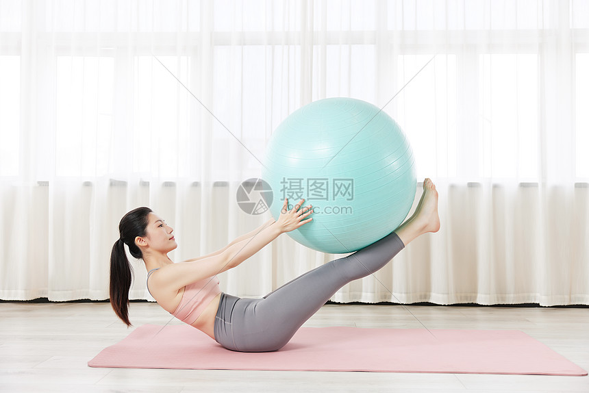 女性瑜伽健身瑜伽球图片