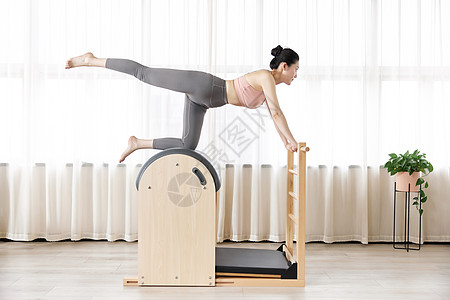 瑜伽女孩普拉提梯桶练习高清图片