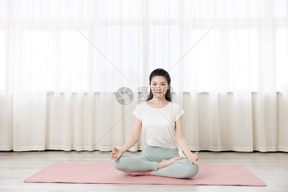 女性瑜伽打坐休息图片