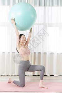 美女用瑜伽球做瑜伽图片