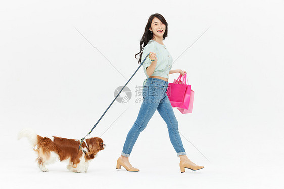 美女带狗逛街购物图片