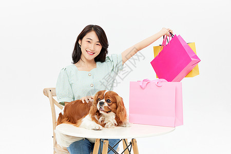 美女带狗逛街购物图片