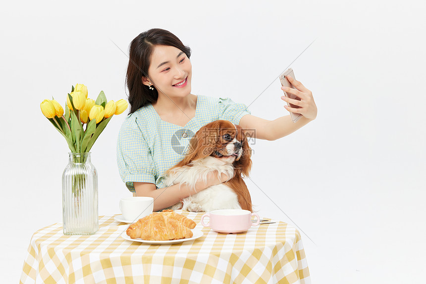 美女和宠物狗一起喝下午茶图片