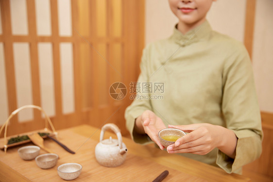 茶道茶艺美女敬茶特写图片