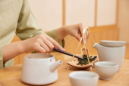 茶道茶艺美女筛茶叶图片