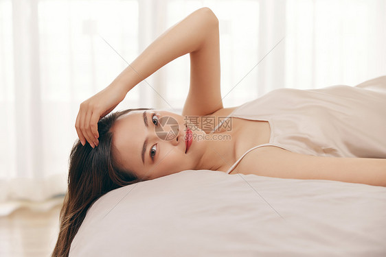 睡衣美女独居休闲生活躺在床上图片