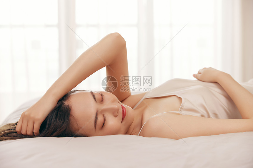 睡衣美女独居休闲生活趟在床上图片
