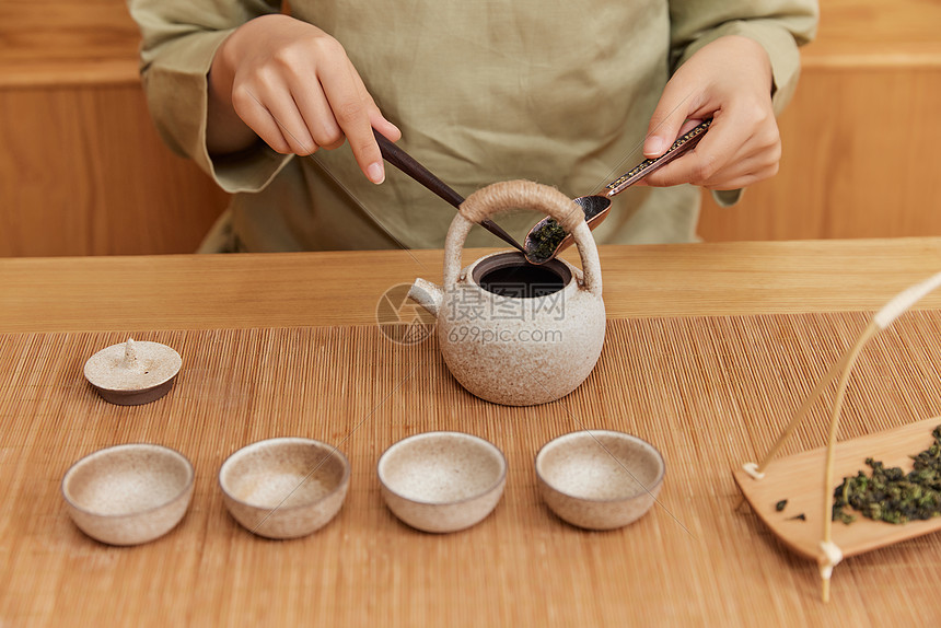 茶道茶艺美女倒茶叶特写图片