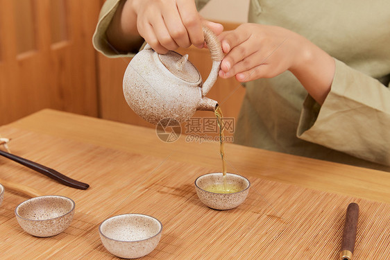 茶道茶艺美女倒茶水特写图片