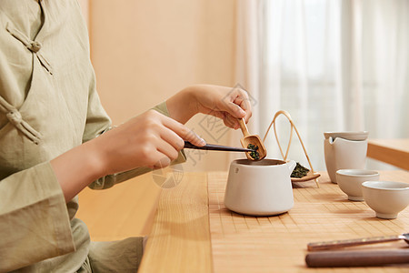 茶道茶艺美女倒茶叶特写图片