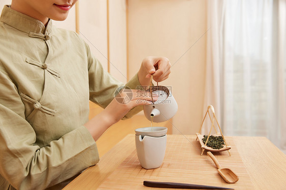 茶道茶艺美女倒茶水特写图片