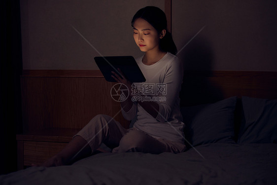 女性居家深夜看电脑图片