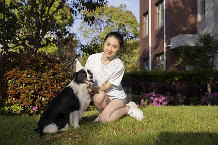 美女主人小区户外宠物生活背景图片