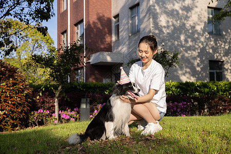 园区草坪美女主人园区户外宠物生活背景